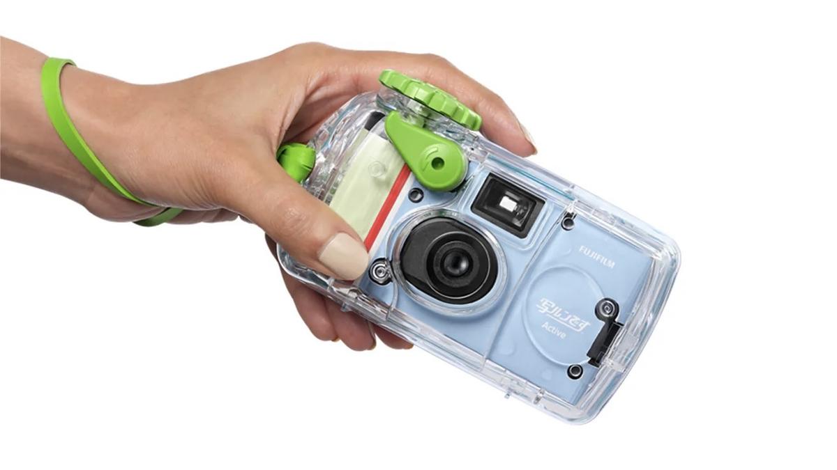 水深10mでも使える「写ルンです」が登場！ コンビニから写真のデータ化