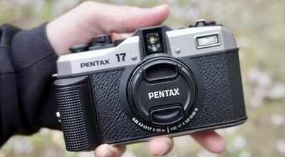 ハーフサイズが楽しい！令和のフィルムカメラ「PENTAX 17」で唯一無二