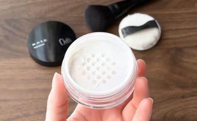 roomie_kate-facepowder-basezero-scaled.jpg