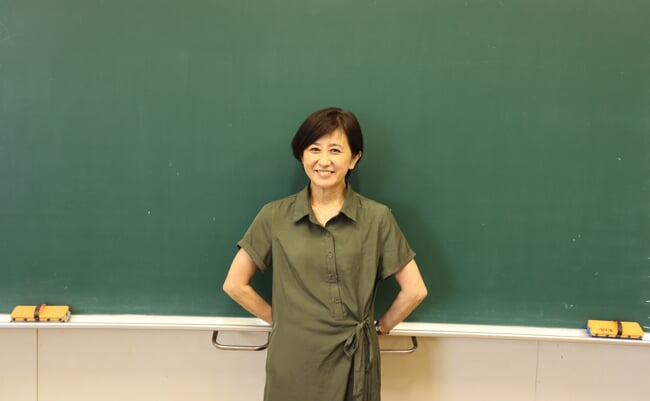 長谷川 真弓（はせがわ・まゆみ） 女優。1970年代より数多くの映画・ドラマに出演。「太陽の子」「父の詫び状」「予備校ブギ」「大好き五つ子」舞台はこまつ座「きらめく星座」2025年、大森カンパニー「家族、片恋」に出演。繊細な感受性と静かな情熱を併せ持った朗読も高く評価されている。
