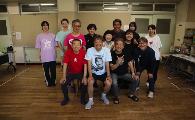 舞台『更地にイモ欽』出演者のみなさん。最前列の3人が「イモ欽トリオ」