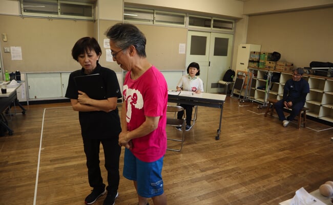 舞台『更地にイモ欽』コント稽古中の長谷川氏（左）、大森氏、弘中麻紀氏（中央）、本間剛氏（右）