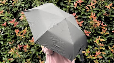 roomie_familymart-onetouch-openclose-umbrella-scaled.jpg