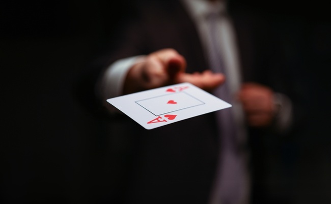 Close-up,Of,Male,Throwing,Trump,Out,Of,Sleeve.,Professional,Player