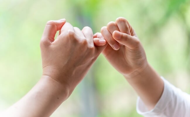 Two,People,Crossing,Little,Finger,Together,,Concept,Of,Pinky,Swear