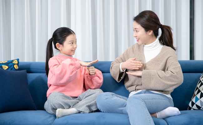 Asian,Mom,And,Daughter,Concept,Communicating,Through,Sign,Language