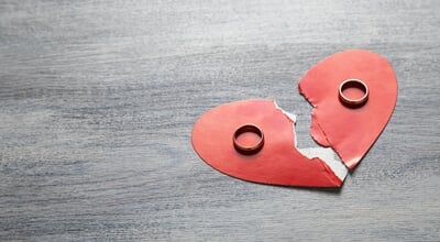 Wedding,Rings,With,A,Broken,Red,Heart.,Divorce