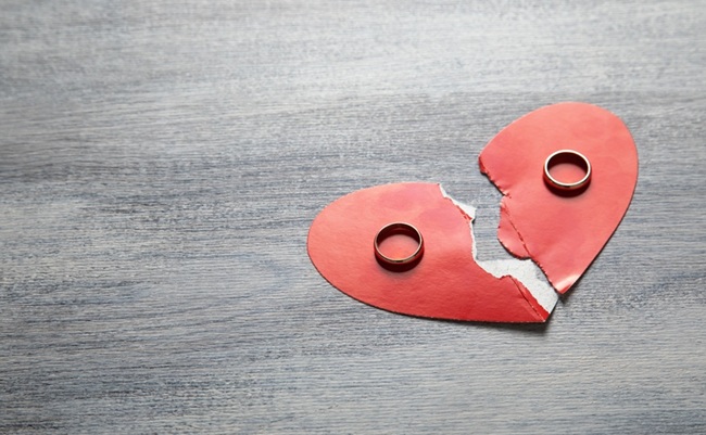 Wedding,Rings,With,A,Broken,Red,Heart.,Divorce