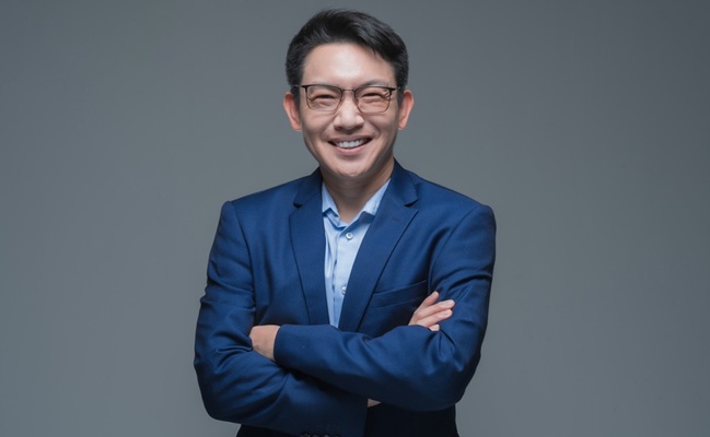 Confident,Smiling,Asian,Businessman,Wearing,Glasses,And,Blue,Suit,With