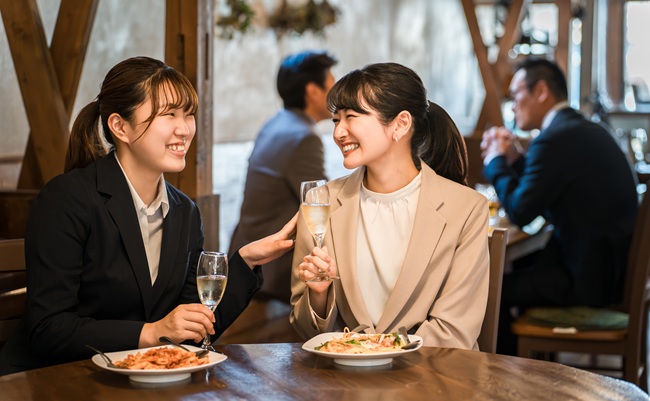Office,Ladies,And,Businesswomen,Drinking,Champagne,And,Wine,At,Restaurants,